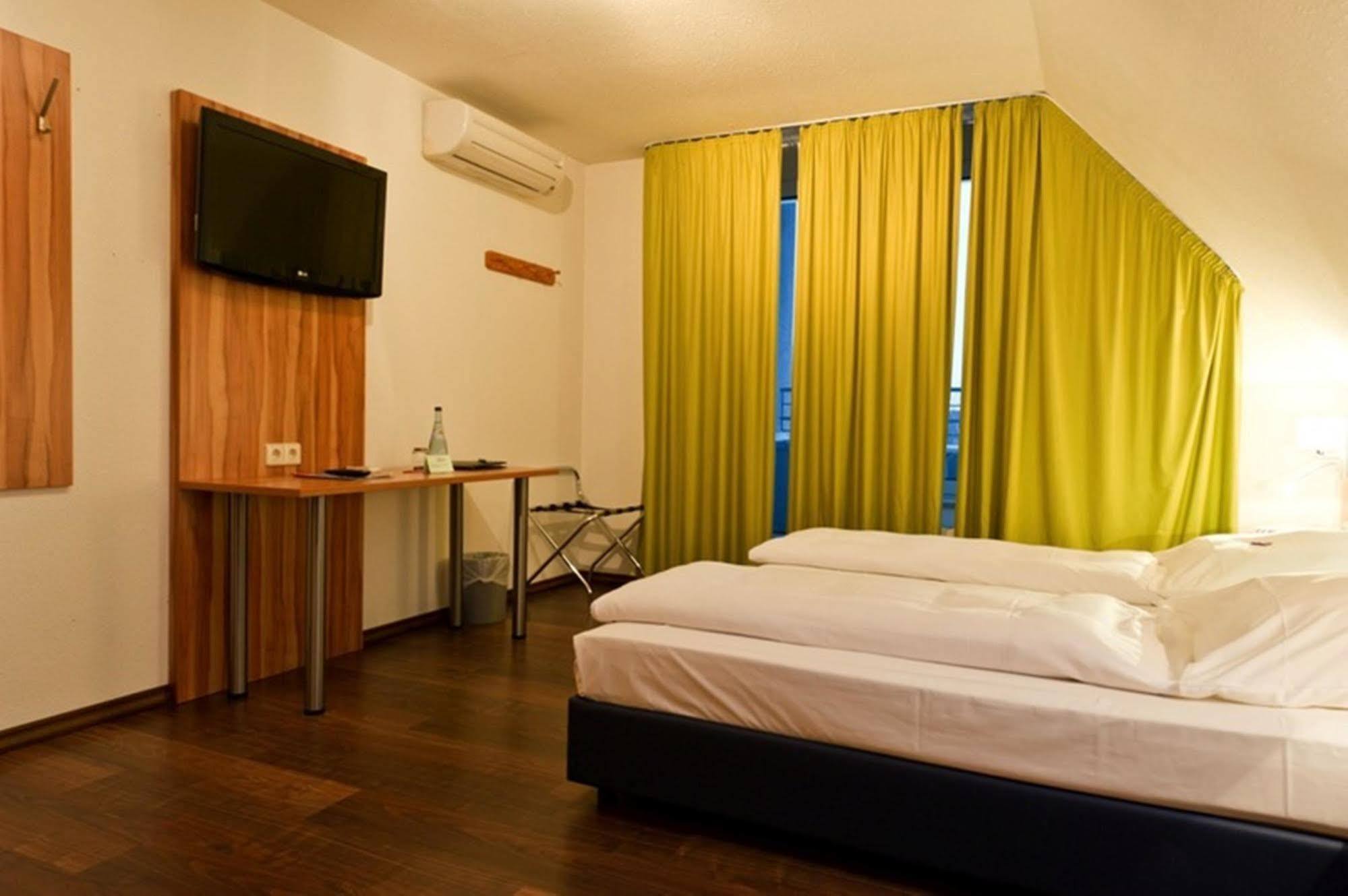 Hotel Domino Stuttgart Ngoại thất bức ảnh