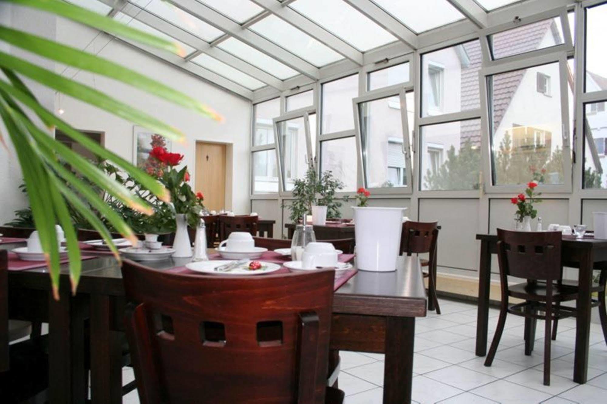Hotel Domino Stuttgart Ngoại thất bức ảnh